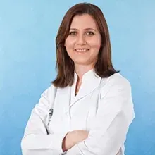Doç. Dr. Sena Tolu — Fiziksel Tıp Ve Rehabilitasyon, İstanbul. Portre fotoğrafı.