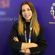 Dyt. İrem Varol — Diyetisyen, Antalya. Portre fotoğrafı.