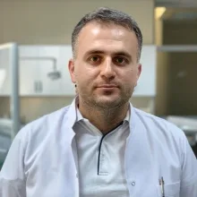 Dr. Dt. Hasan Orakçıoğlu — Ortodonti. Portre fotoğrafı.