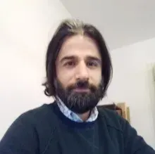 Uzm. Dr. Ömer Esenkaya — Psikiyatri, İstanbul. Portre fotoğrafı.