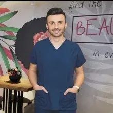 Op. Dr. Burhanettin Şahin — Sertifikalı Medikal Estetik, İstanbul. Portre fotoğrafı.