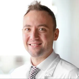Doç. Dr. Atakan Emengen — Beyin Ve Sinir Cerrahisi, Pendik, İstanbul. Portre fotoğrafı.