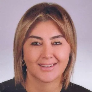Dt. Fatma Kuybu Erdem — Diş Hekimi, İstanbul. Portre fotoğrafı.