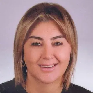 Dt. Fatma Kuybu Erdem — Diş Hekimi, İstanbul. Portre fotoğrafı.