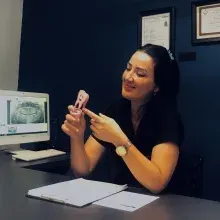 Uzm. Dt. Mehtap Zorlu Gölge — Endodonti. Portre fotoğrafı.