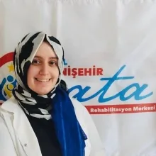 Psk. Ece Şimşek — Psikoloji, Bursa. Portre fotoğrafı.