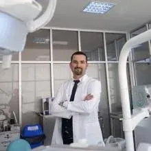 Dr. Dt. Ahmet Ferhat Mısır — Ağız Diş Ve Çene Cerrahisi, İstanbul. Portre fotoğrafı.