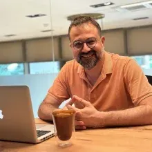 Doç. Dr. Mehmet Emre Coşkun — İstanbul. Portre fotoğrafı.