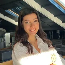 Dyt. Ezgi Sağlıcak — Diyetisyen. Portre fotoğrafı.