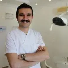 Dt. Ahmet Uğan — Diş Hekimi, Balıkesir. Portre fotoğrafı.