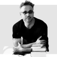 Doç. Dr. Nedim Sarıfakıoğlu — Plastik Rekonstrüktif Ve Estetik Cerrahi, Çankaya, Ankara. Portre fotoğrafı.