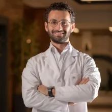 Uzm. Dr. Emre Kaynak — Dermatoloji, İstanbul. Portre fotoğrafı.