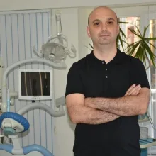 Dt. Erdinç Kılıç — Diş Hekimi, Osmangazi, Bursa. Portre fotoğrafı.