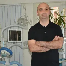 Dt. Erdinç Kılıç — Diş Hekimi, Osmangazi, Bursa. Portre fotoğrafı.