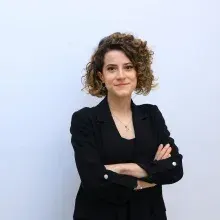 Uzm. Psk. Dan. Esra Yıldız Şanver — Psikolojik Danışma ve Rehberlik. Portre fotoğrafı.