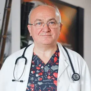 Prof. Dr. Kazım Beşirli — Kalp Ve Damar Cerrahisi, İstanbul. Portre fotoğrafı.
