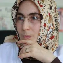 Dt. Betül Demir — Diş Hekimi, İstanbul. Portre fotoğrafı.