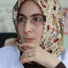 Dt. Betül Demir — Diş Hekimi, İstanbul. Portre fotoğrafı.