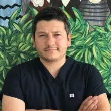 Uzm. Dt. Abdulkadir Özşahin — Bursa. Portre fotoğrafı.