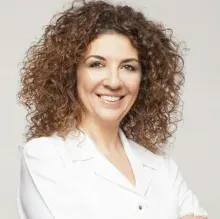 Uzm. Dr. Şeyda Bayraktaroğlu — Dermatoloji, Antalya. Portre fotoğrafı.