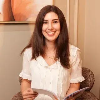 Uzm. Dr. Ezgi Çetin Gök — Çocuk ve Ergen Psikiyatrisi, Kocaeli. Portre fotoğrafı.