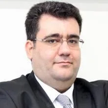 Dr. Zana Oral — Pratisyen, Kayapınar, Diyarbakır. Portre fotoğrafı.