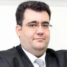 Dr. Zana Oral — Pratisyen, Kayapınar, Diyarbakır. Portre fotoğrafı.