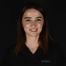 Dt. İrem Çelebi — Diş Hekimi, Bursa. Portre fotoğrafı.
