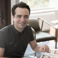 Dt. Emrah Güvenenler — Diş Hekimi, İstanbul. Portre fotoğrafı.