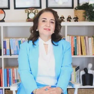 Psk. Sema Demir — Psikoloji, İzmir. Portre fotoğrafı.