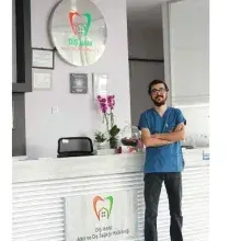 Dt. Kemal Emre Kökten — Diş Hekimi. Portre fotoğrafı.