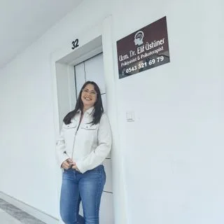 Uzm. Dr. Elif Üstüner — Psikiyatri, Antalya. Portre fotoğrafı.
