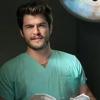 Ass. Dr. Erşan Günenç — Genel Cerrahi, İzmir. Portre fotoğrafı.