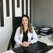 Fzt. Sinem Pazarlı — Fizyoterapi Ve Rehabilitasyon. Portre fotoğrafı.