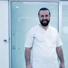 Dt. Mustafa Tuncer — Diş Hekimi, Antalya. Portre fotoğrafı.