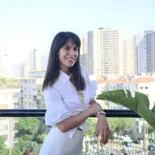 Dyt. Melike Karaca — Diyetisyen, İzmir. Portre fotoğrafı.