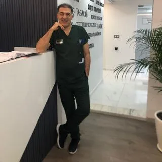 Dt. Murat Lale — Diş Hekimi, Manisa. Portre fotoğrafı.