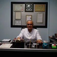 Dt. M. Levent Baysoyu — Diş Hekimi, Kuşadası, Aydın. Portre fotoğrafı.
