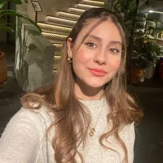 Dyt. Serra Karakaş — Diyetisyen, İstanbul. Portre fotoğrafı.