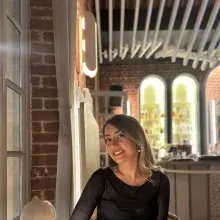 Dt. Nazrin Rasulzade — Diş Hekimi, İstanbul. Portre fotoğrafı.