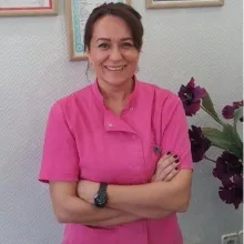 Dt. Rana Tunca — Diş Hekimi, Bakırköy, İstanbul. Portre fotoğrafı.