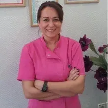 Dt. Rana Tunca — Diş Hekimi, Bakırköy, İstanbul. Portre fotoğrafı.