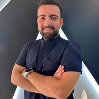 Dt. Arman Kutay Arol — Diş Hekimi, İstanbul. Portre fotoğrafı.