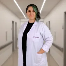 Uzm. Dr. Işıl Önder — Çocuk Sağlığı Ve Hastalıkları, Aliağa, İzmir. Portre fotoğrafı.