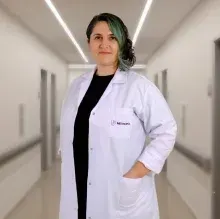 Uzm. Dr. Işıl Önder — Çocuk Sağlığı Ve Hastalıkları, Aliağa, İzmir. Portre fotoğrafı.