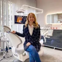 Dt. Zeynep Gür Özkale — Diş Hekimi, İstanbul. Portre fotoğrafı.