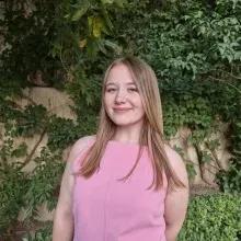 Psk. Sermin İrem Akbayrak — Psikoloji, Aydın. Portre fotoğrafı.