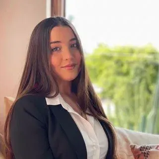 Psk. Ezgi Bal — Psikoloji. Portre fotoğrafı.