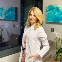 Doç. Dr. Mavişe Yüksel — Dermatoloji, İstanbul. Portre fotoğrafı.