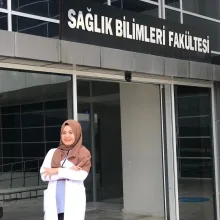 Dyt. Fatmanur Sarı — Diyetisyen. Portre fotoğrafı.